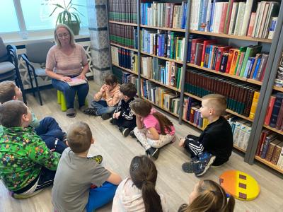 Zdjęcie przedstawia uczestników zajęć o emocjach. Zdjęcie wykonano w Bibliotece.