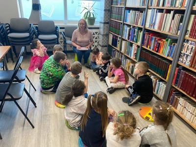 Zdjęcie przedstawia uczestników zajęć o emocjach. Zdjęcie wykonano w Bibliotece.