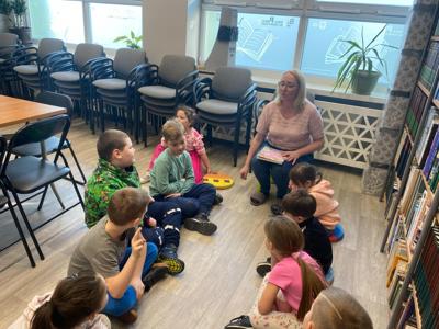 Zdjęcie przedstawia uczestników zajęć o emocjach. Zdjęcie wykonano w Bibliotece.