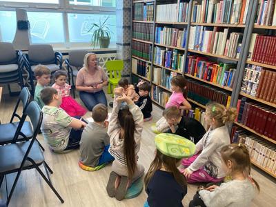 Zdjęcie przedstawia uczestników zajęć o emocjach. Zdjęcie wykonano w Bibliotece.