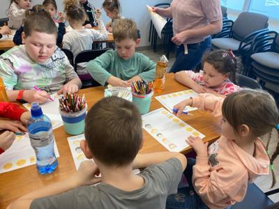 Zdjęcie przedstawia uczestników zajęć o emocjach. Zdjęcie wykonano w Bibliotece.