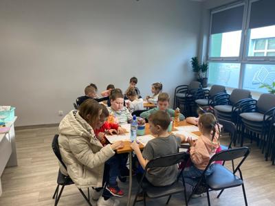 Zdjęcie przedstawia uczestników zajęć o emocjach. Zdjęcie wykonano w Bibliotece.