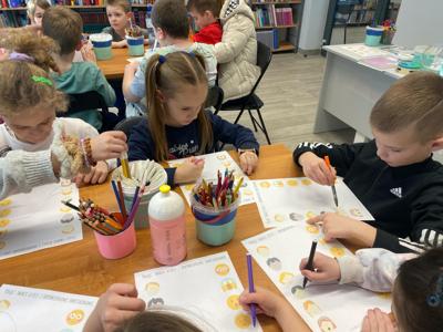 Zdjęcie przedstawia uczestników zajęć o emocjach. Zdjęcie wykonano w Bibliotece.