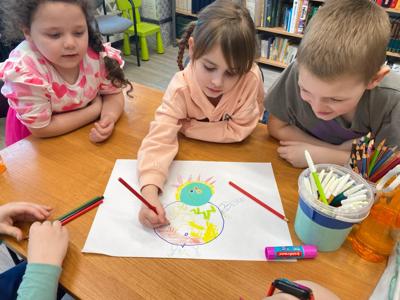 Zdjęcie przedstawia uczestników zajęć o emocjach. Zdjęcie wykonano w Bibliotece.