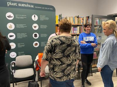 Zdjęcie przedstawia uczestniczki warsztatów  samoobrony. Zdjęcie wykonano w Bibliotece.