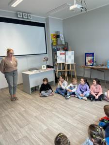 Na zdjęciu znajdują się uczestnicy lekcji Bibliotecznej. Zdjęcie wykonano w Bibliotece