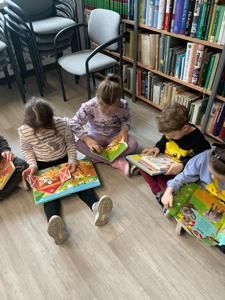 Na zdjęciu znajdują się uczestnicy lekcji Bibliotecznej. Zdjęcie wykonano w Bibliotece