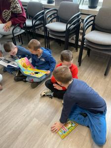 Na zdjęciu znajdują się uczestnicy lekcji Bibliotecznej. Zdjęcie wykonano w Bibliotece
