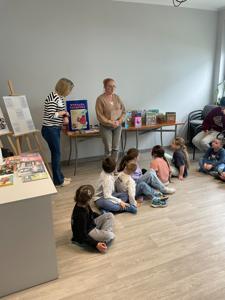 Na zdjęciu znajdują się uczestnicy lekcji Bibliotecznej. Zdjęcie wykonano w Bibliotece