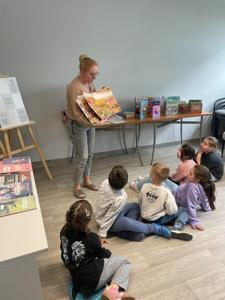 Na zdjęciu znajdują się uczestnicy lekcji Bibliotecznej. Zdjęcie wykonano w Bibliotece