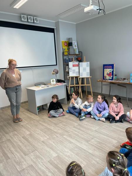 Na zdjęciu znajdują się uczestnicy lekcji Bibliotecznej. Zdjęcie wykonano w Bibliotece