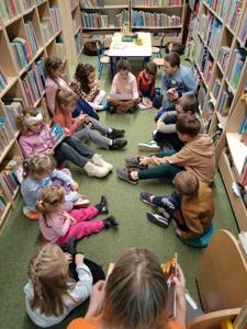 Na zdjęciu znajdują się uczestnicy zajęć o tematyce jesiennej. Zdjęcie wykonano w bibliotece.