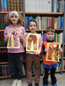 Na zdjęciu znajdują się uczestnicy zajęć o tematyce jesiennej. Zdjęcie wykonano w bibliotece.