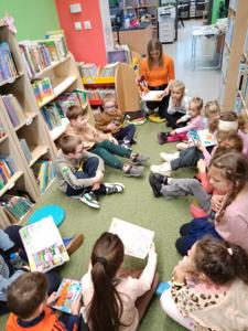 Na zdjęciu znajdują się uczestnicy zajęć o tematyce jesiennej. Zdjęcie wykonano w bibliotece.