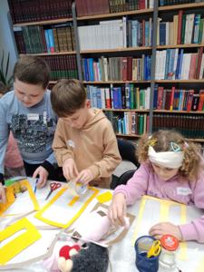 Na zdjęciu znajdują się uczestnicy zajęć o tematyce jesiennej. Zdjęcie wykonano w bibliotece.