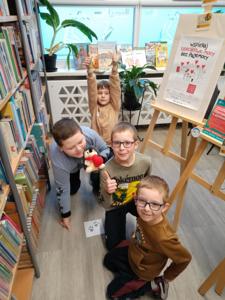 Na zdjęciu znajdują się uczestnicy zajęć o tematyce jesiennej. Zdjęcie wykonano w bibliotece.