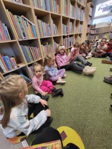 Na zdjęciu znajdują się uczestnicy zajęć o tematyce jesiennej. Zdjęcie wykonano w bibliotece.