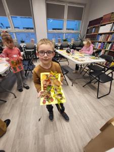 Na zdjęciu znajdują się uczestnicy zajęć o tematyce jesiennej. Zdjęcie wykonano w bibliotece.