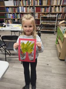 Na zdjęciu znajduje się uczestnik zajęć o tematyce jesiennej. Zdjęcie wykonano w bibliotece.