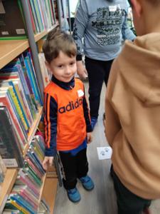 Na zdjęciu znajdują się uczestnicy zajęć o tematyce jesiennej. Zdjęcie wykonano w bibliotece.