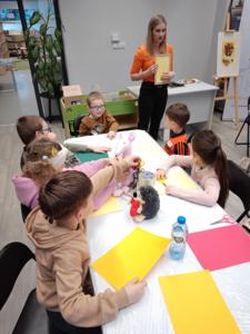 Na zdjęciu znajdują się uczestnicy zajęć o tematyce jesiennej. Zdjęcie wykonano w bibliotece.