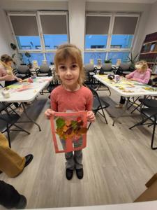 Na zdjęciu znajdują się uczestnicy zajęć o tematyce jesiennej. Zdjęcie wykonano w bibliotece.