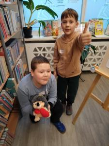 Na zdjęciu znajdują się uczestnicy zajęć o tematyce jesiennej. Zdjęcie wykonano w bibliotece.