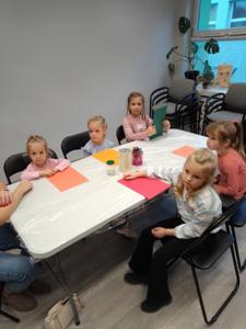 Na zdjęciu znajdują się uczestnicy zajęć o tematyce jesiennej. Zdjęcie wykonano w bibliotece.