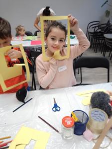 Na zdjęciu znajdują się uczestnicy zajęć o tematyce jesiennej. Zdjęcie wykonano w bibliotece.