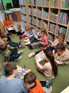 Na zdjęciu znajdują się uczestnicy zajęć o tematyce jesiennej. Zdjęcie wykonano w bibliotece.