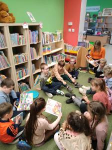 Na zdjęciu znajdują się uczestnicy zajęć o tematyce jesiennej. Zdjęcie wykonano w bibliotece.