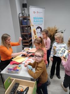Na zdjęciu znajdują się uczestnicy zajęć o tematyce jesiennej. Zdjęcie wykonano w bibliotece.