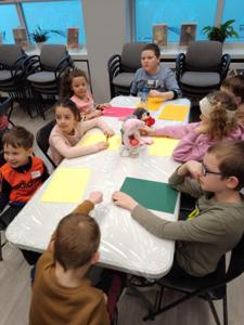 Na zdjęciu znajdują się uczestnicy zajęć o tematyce jesiennej. Zdjęcie wykonano w bibliotece.