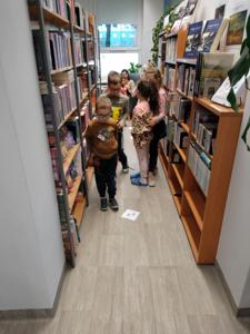 Na zdjęciu znajdują się uczestnicy zajęć o tematyce jesiennej. Zdjęcie wykonano w bibliotece.