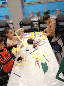 Na zdjęciu znajdują się uczestnicy zajęć o tematyce jesiennej. Zdjęcie wykonano w bibliotece.