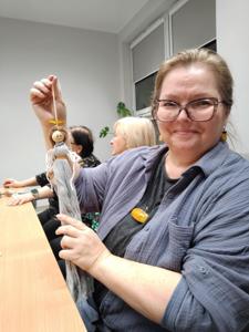 Na zdjęciu znajdują się uczestniczki zajęć makramowych w Bibliotece.