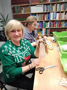 Na zdjęciu znajdują się uczestniczki zajęć makramowych w Bibliotece.