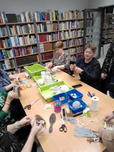 Na zdjęciu znajdują się uczestniczki zajęć makramowych w Bibliotece.