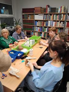 Na zdjęciu znajdują się uczestniczki zajęć makramowych w Bibliotece.