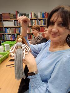 Na zdjęciu znajdują się uczestniczki zajęć makramowych w Bibliotece.
