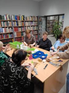 Na zdjęciu znajdują się uczestniczki zajęć makramowych w Bibliotece.