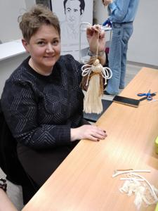 Na zdjęciu znajdują się uczestniczki zajęć makramowych w Bibliotece.