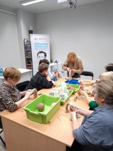 Na zdjęciu znajdują się uczestniczki zajęć makramowych w Bibliotece.