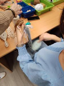 Na zdjęciu znajdują się uczestniczki zajęć makramowych w Bibliotece.