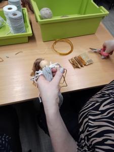 Na zdjęciu znajdują się uczestniczki zajęć makramowych w Bibliotece.