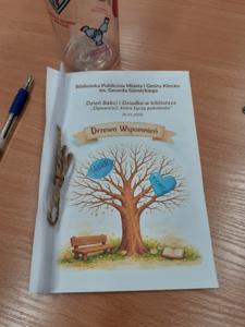 Na zdjęciu znajduje się drzewo wspomnień.