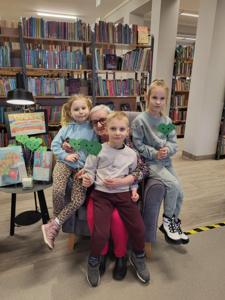 Na zdjęciu znajdują się uczestnicy zajęć. W tle książki.