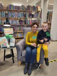 Na zdjęciu znajdują się uczestnicy zajęć. W tle książki.