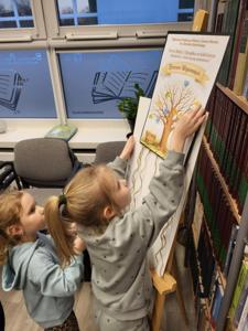 Na zdjęciu znajdują się uczestnicy zajęć. Uczestnicy stoją.