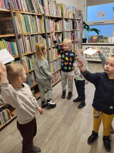 Na zdjęciu znajdują się uczestnicy zajęć. Uczestnicy stoją.